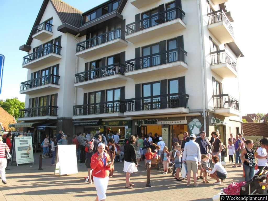 IJsjes en chocolade horen bij een Belgische badplaats. Tips: De badplaatsen van België.